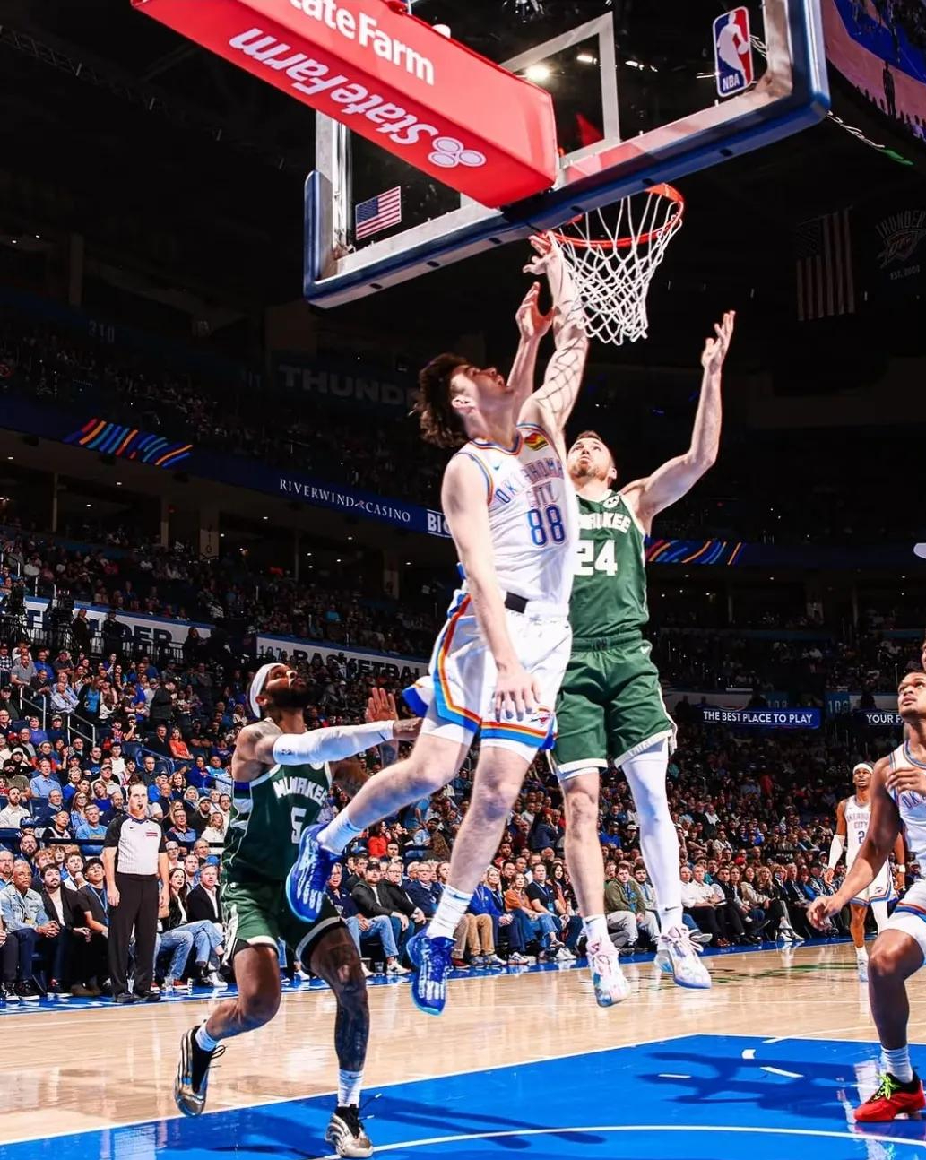 官网登录入口-浓眉哥重要时刻领先优势明显，雄鹿带队取胜！